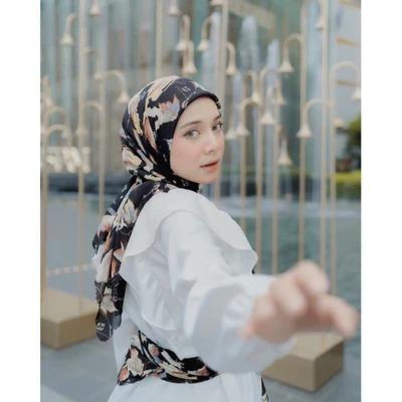 Koyu Hijab Segiempat Motif Viney Leaf Maple (Autumn Series) Sutra 1
