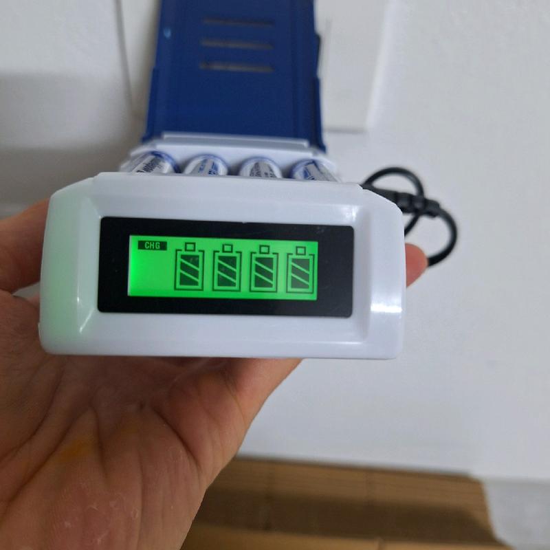 Bộ sạc pin tiểu K209 kèm 4 pin AA 1200mAh sạc nhanh tự ngắt khi đầy có màn LCD hiển thị vạch pin
