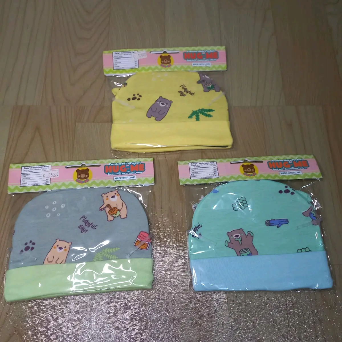 satu set topi sarung tangan dan kaos kaki bayi