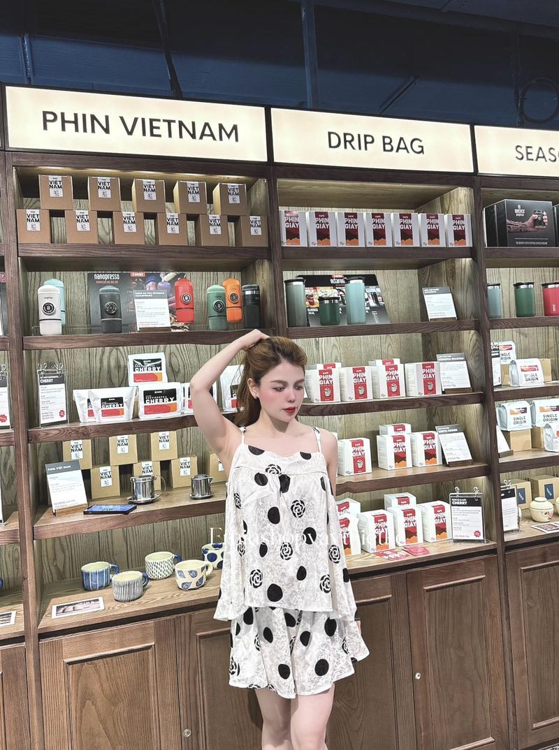 Product Introduction of Bộ lụa hai dây dáng suông rộng. Lụa Hàng Châu mềm mịn mát. Dây áo có tăng đơ điều chỉnh. By Eminshopvaythietke 7