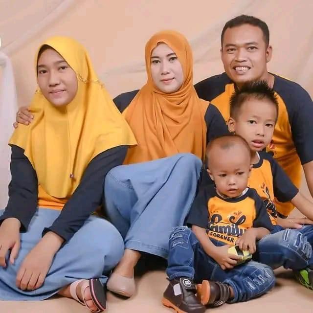 Kaos Couple Keluarga bertiga Kaos keluarga tangan panjang Kaos seragam family gathering Ziyata ZT030 Katun Dewasa Muslim Baju Sarimbit Pasangan Pendek 5