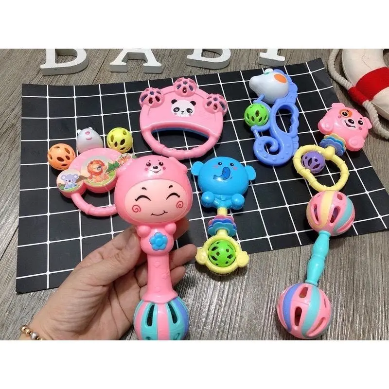 [ Kèm 1 Vòng Dâu Tằm ] Bộ Đồ Chơi Xúc Xắc 7 Món - Đồ Chơi Lục Lạc Nhựa An Toàn Cho BÉ.Thích Hợp Cho Bé Tập Cầm Nắm 4