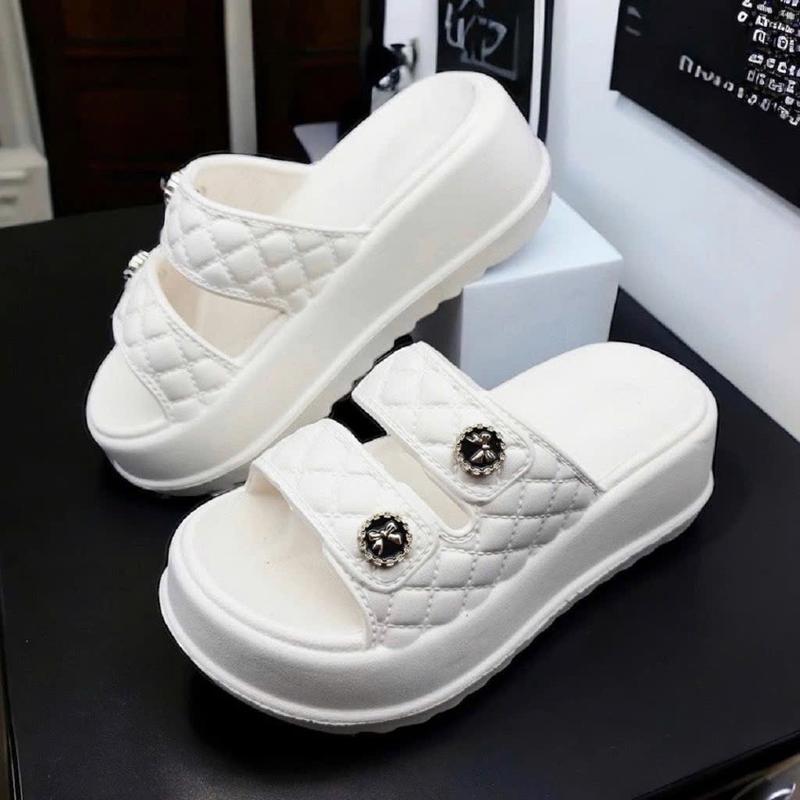 ￼Dép nữ hai quai đúc nguyên khối độn đế 7cm đính khuy 0