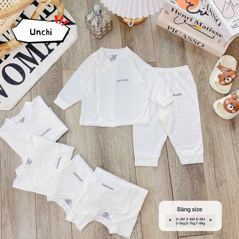 Bộ Quần Áo Dài Tay UnChi Cúc Bấm Cài Chéo Cho Bé Sơ Sinh từ 3-8kg Màu Trắng In Hình Mềm Mát, Thoải Mái Chất Thun Lạnh.