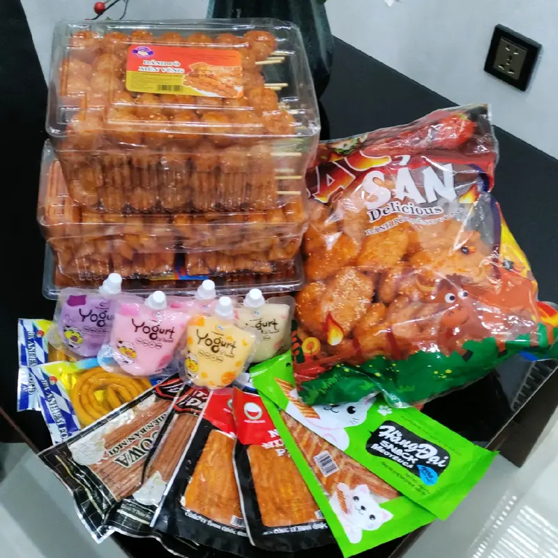 Combo đồ ăn vặt 4 món Snack Bánh Bò kèm Snack nem nướng phên, snack tăm cay đen, snack vòi rồng và 5 sữa chua uống 1