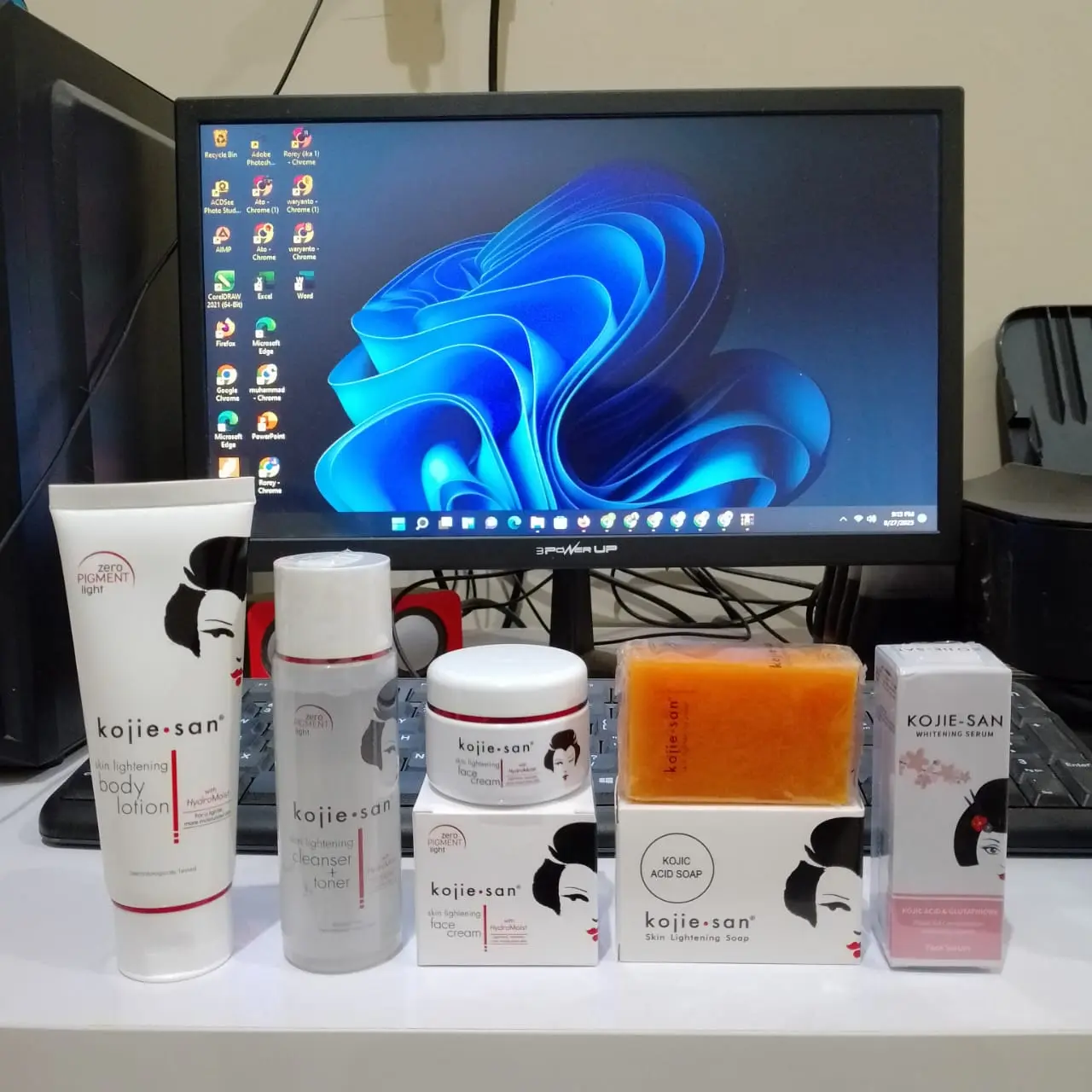 ( AKU MURAH ) New Paket Kojie san 5in1 / Body Lotion 100g / Toner+Cleanser 100ml / Face Lightening Cream 30gr / Kojic Acid Soap 65gr / Serum Kojiesan 25ml Original 100% BPOM Cleanser Kerutan Membersihkan Mencerahkan Muka Vitamin Wajah