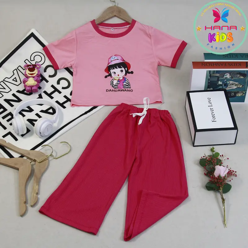 8-40kg Đồ bộ bé gái thun cotton tay ngắn quần lửng mát mẻ mùa hè có size đại,set bộ quần áo phong cách hàn quôc độ tuổi từ 3-11, thương hiệu HANA KIDS  sản phẩm có 4 màu ,hồng sen,hồng nhạt,xanh chuối,cam nhạt. 0