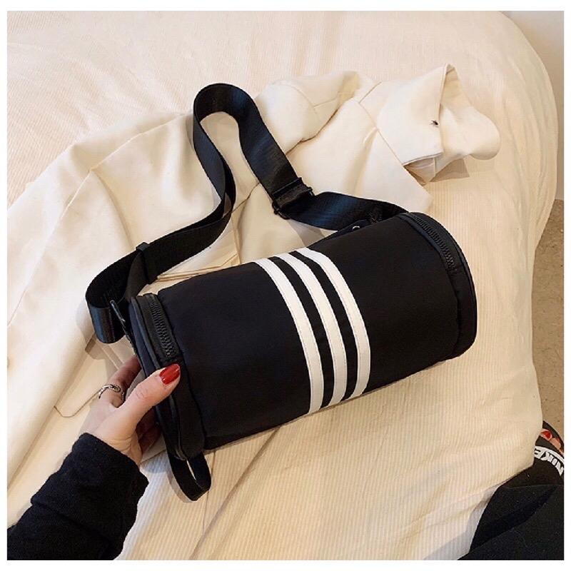 Product Introduction of Túi Trống Thể Thao Ba Sọc Vải Dù  Phong Cách Thời Trang Tote Nam Bag Da Kem Đeo Vai 1