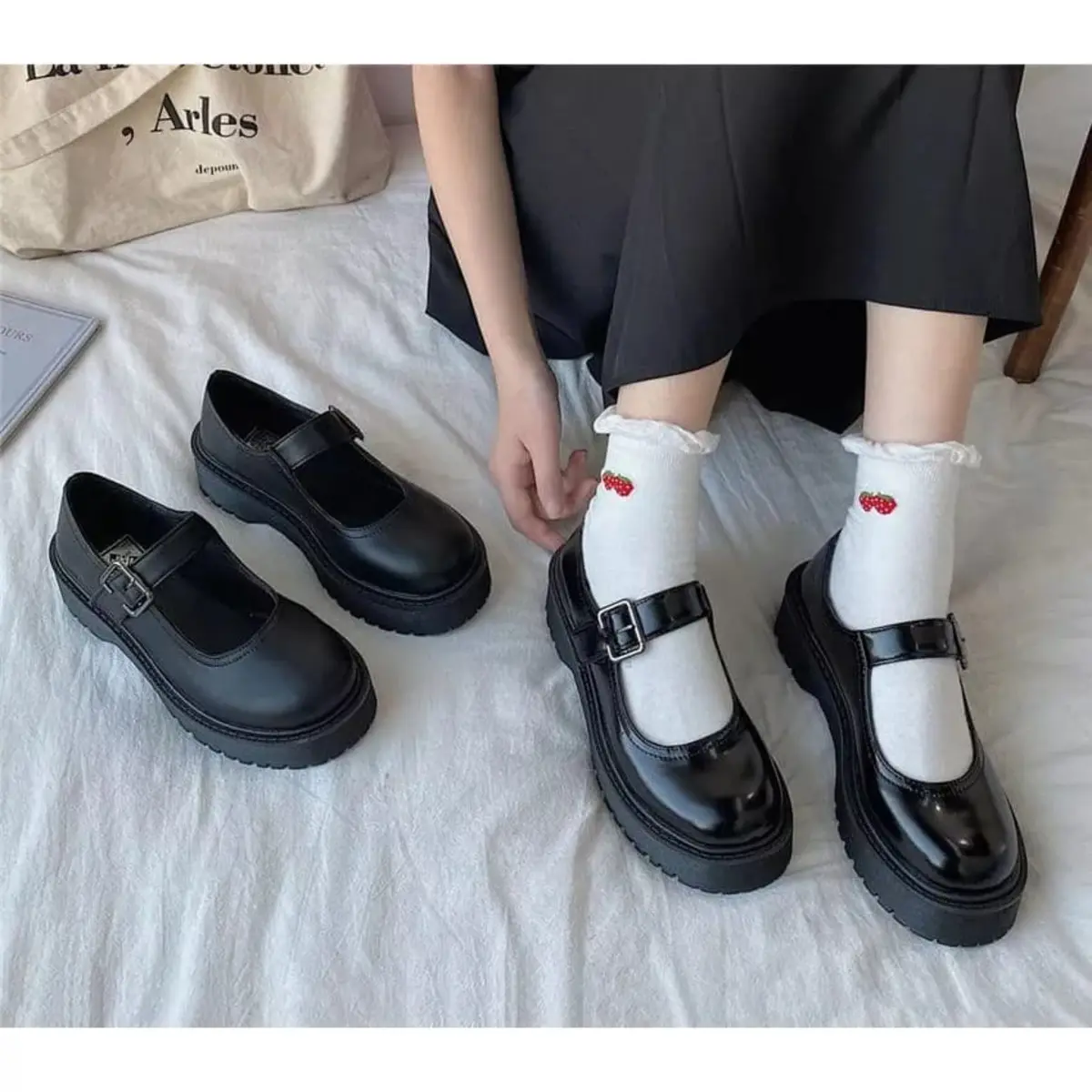 Sepatu Sekolah Wanita Remaja / Dewasa Gesper Fashion Korea Black Glosy And Dof DK 777