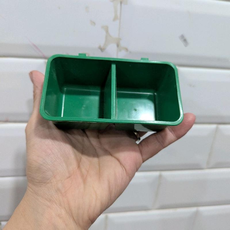 Khay thức ăn nhỏ 2 ngăn treo chuồng thú cưng 6