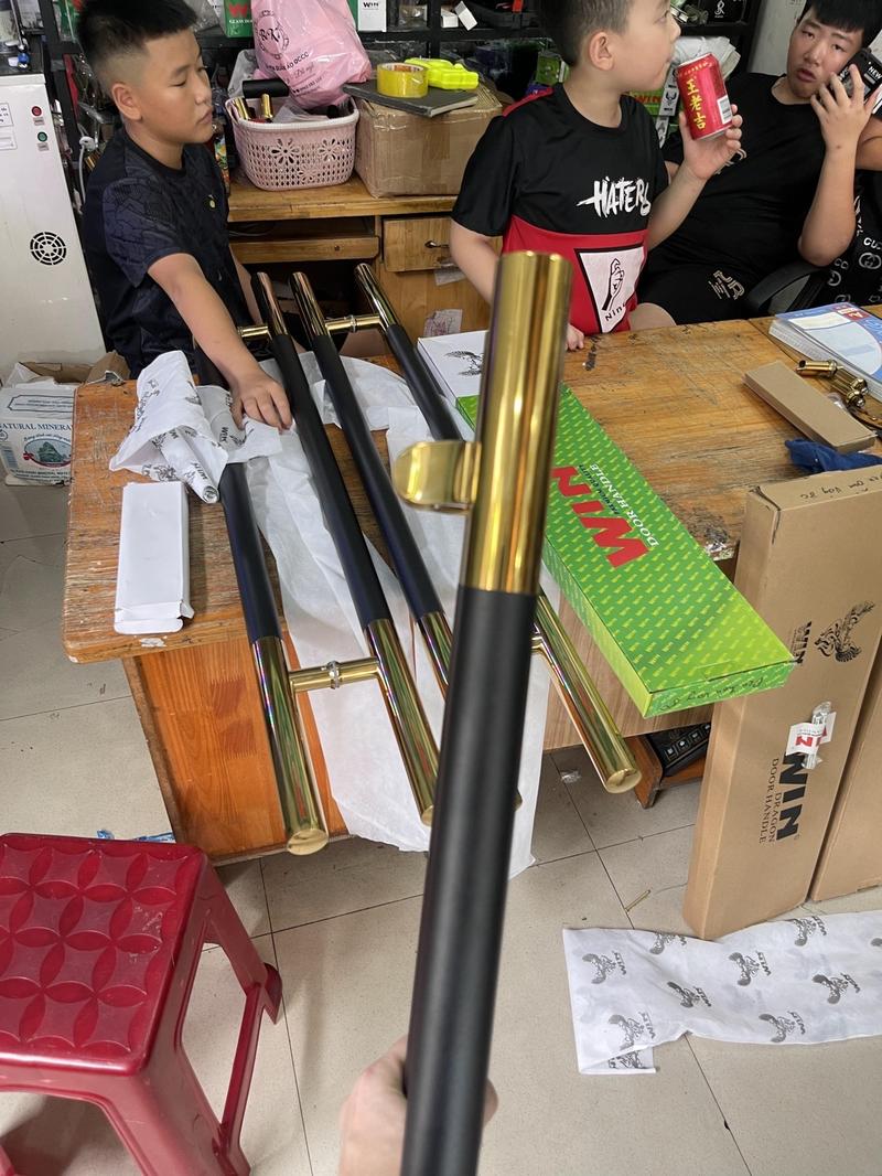 Product Introduction of Tay nắm cửa tròn màu đen đầu màu vàng, bằng inox đế lệch tâm Windragon  lắp cửa kính cường lực ,cửa nhôm hệ thủy lực và gỗ mẫu hót 2024 4