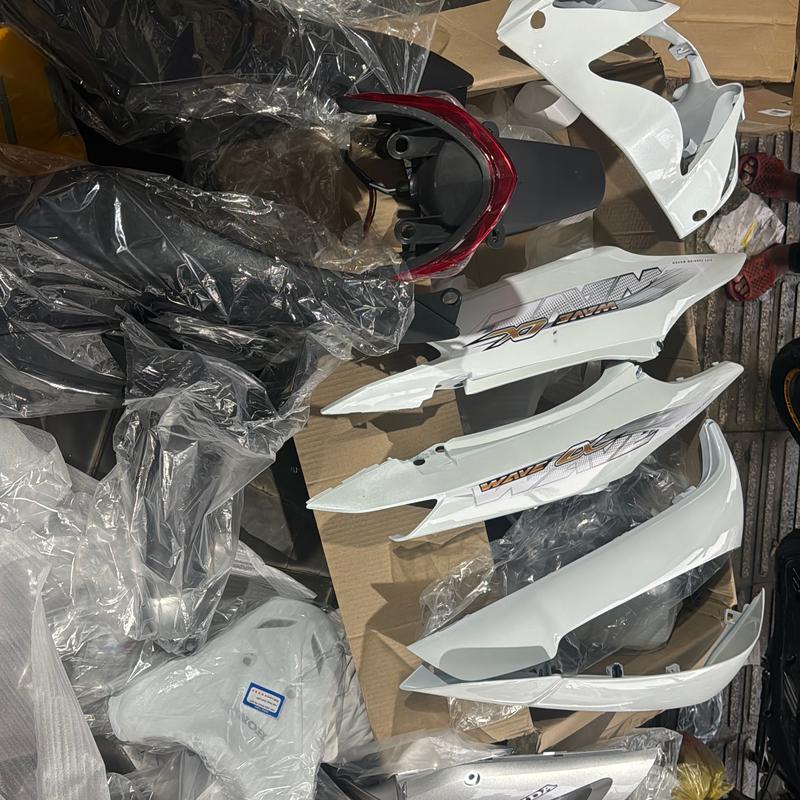 Dàn áo công ty HƯNG THỊNH dùng để thay thế  cho những  dòng xe wave A 100 ,có 4 màu cho anh em mình lựa  chọn:trắng ,đỏ,đen,xanh,mủ ABS nên tương đối dẻo,màu Sơn tĩnh điện  giúp màu được  bảo vệ lâu hơn,tem được  dán sẵn trên áo  Phụ Tùng Phụ Kiện