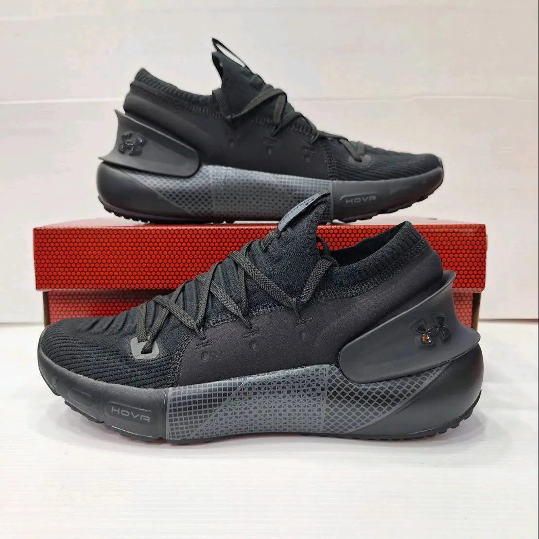 SEPATU UA PHANTOM 3 BLACK Pria Tanpa Hak