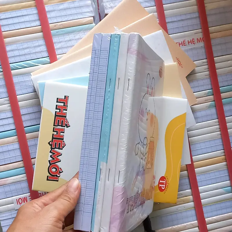 Combo 5 vở 200 trang Thế Hệ Mới. Cty Tiến Phát. 4 dòng ly ngang. kích thước:15.6x20.5cm. Tặng kèm bìa bao, nhãn. DÙNG CHO HS CẤP 2,3... VỞ CHO HS MIỀN NAM 2
