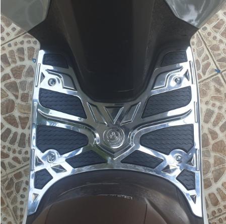 Thảm lót sàn inox cho xe Vision 2021-2025 Artistar để chân