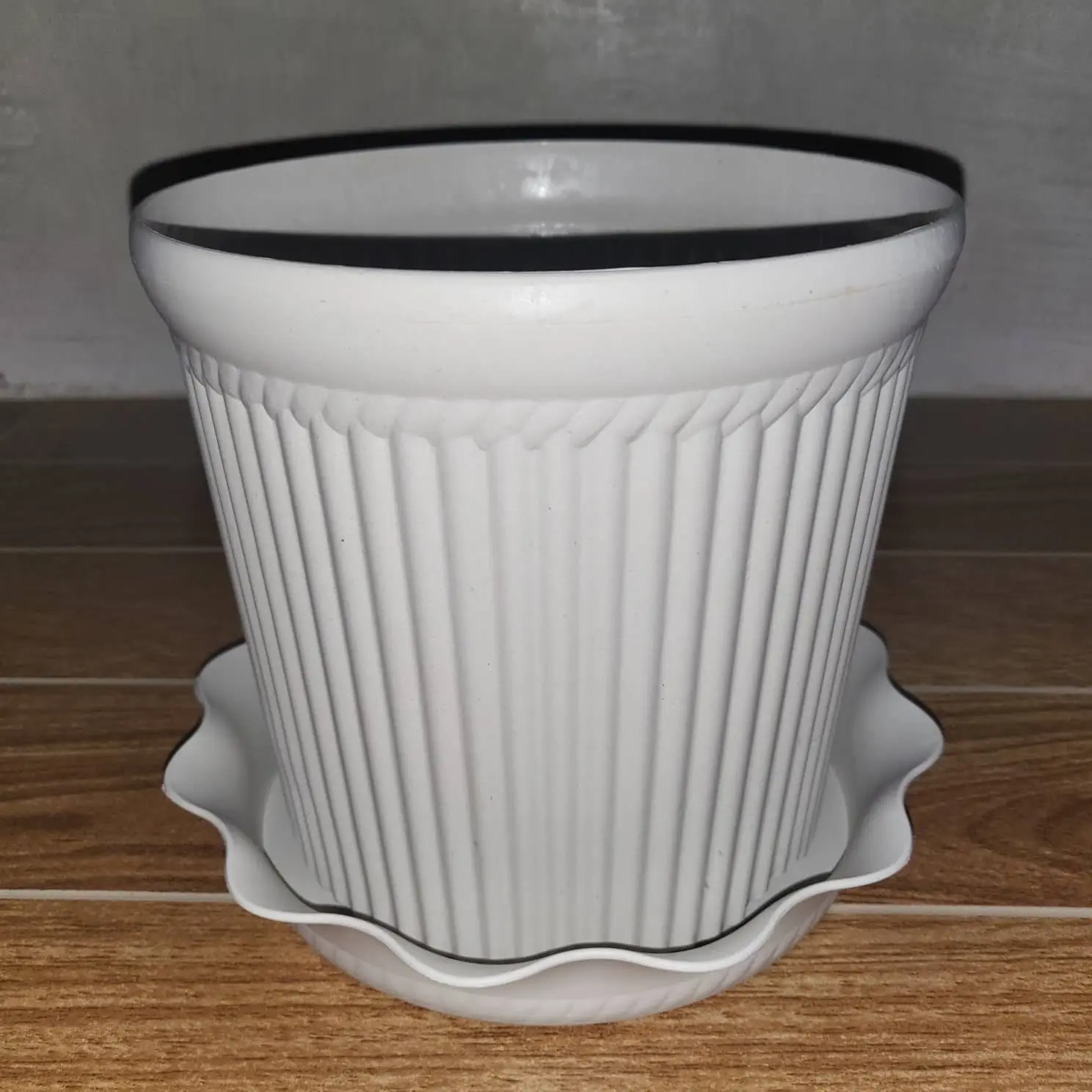 P22 cute indoor corinthian pots for plants with saucer 11x10 cm - 22 pesos - round white paso with catch plate