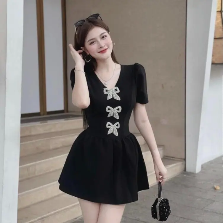 VÁY CỔ CHỮ V ĐÍNH NƠ ĐÁ THIẾT KẾ TAY BỒNG DÁNG ÔM EO SANG TRỌNG Nữ bò ononmade thêu hoa đáng yêu tiệc