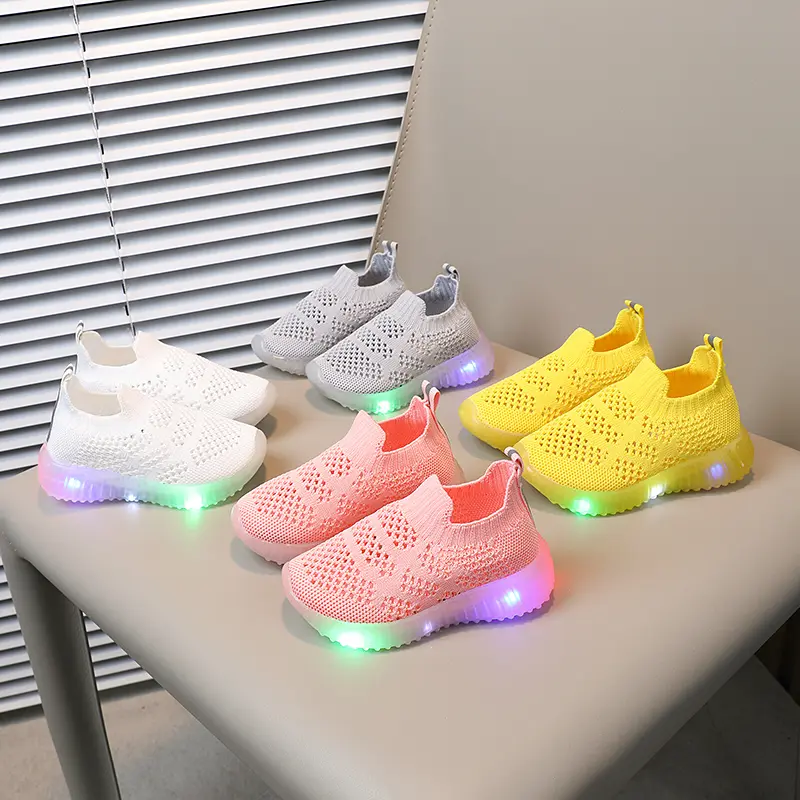 Anak-anak berusia 1-8 tahun slip pada lampu flash sneaker bernapas sepatu sepatu flyknit LED soft bottom non-slip 0