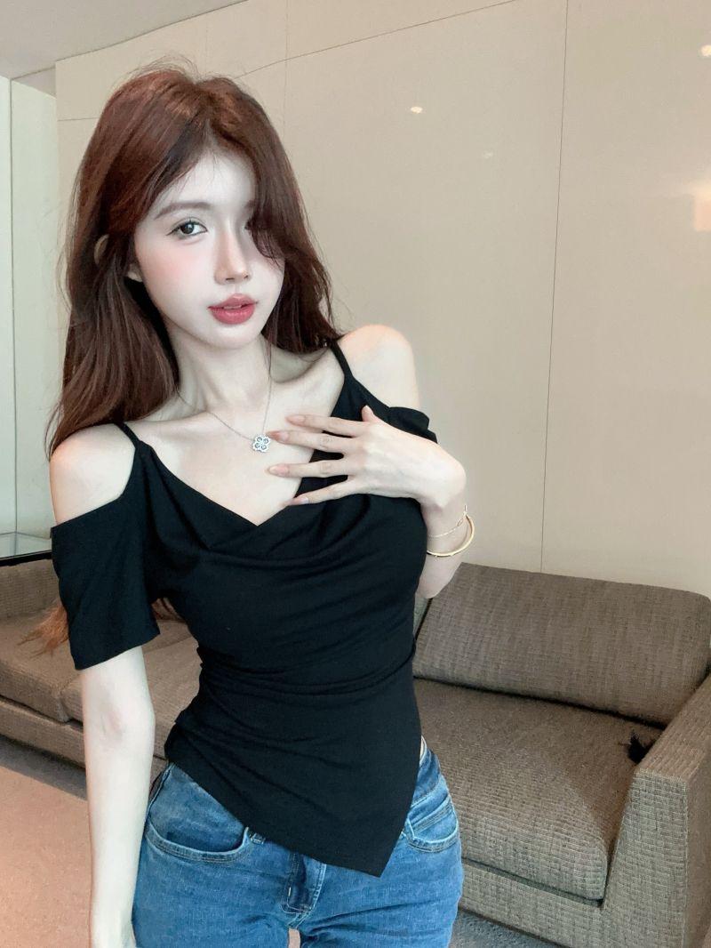 Product Introduction of Korean Style Hot Girl off-Shoulder Spaghetti Straps Swing Collar Short Sleeve Top Design Simple off-the-Shoulder Irregular Black T-shirt 2