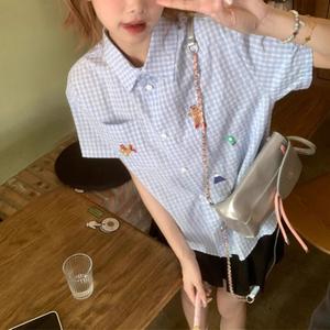 Kemeja biru berkerah polo gaya kolej untuk wanita. Sesuai untuk musim panas dengan pelbagai reka bentuk kotak-kotak yang bergaya. Sesuai untuk perjalanan
