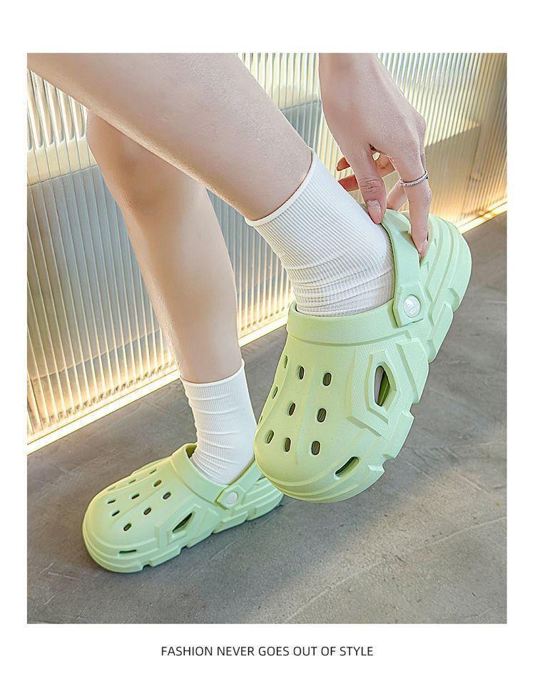 Product Introduction of Giày Croc Nam, Hàng Mới Về Năm 2024, Cảm Giác Mềm Mại Và Có Đệm, Dép Đi Biển Bít Mũi Ngoài Trời Chống Trượt Cho Cặp Đôi, Dép Nữ Đế Dày, Thích Hợp Sử Dụng Trong Nhà, 2024 3