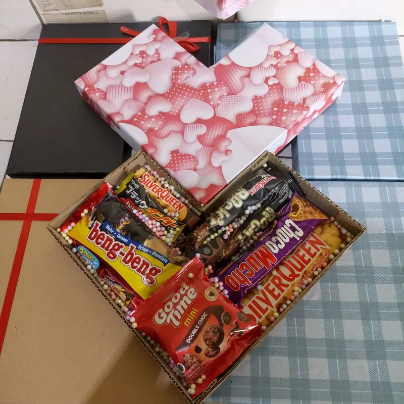snack box bentuk love Cemilan, hampers Cokelat viral, kado ulang tahun,anniversarry dan pasangan Gift Makanan Chocolate 4