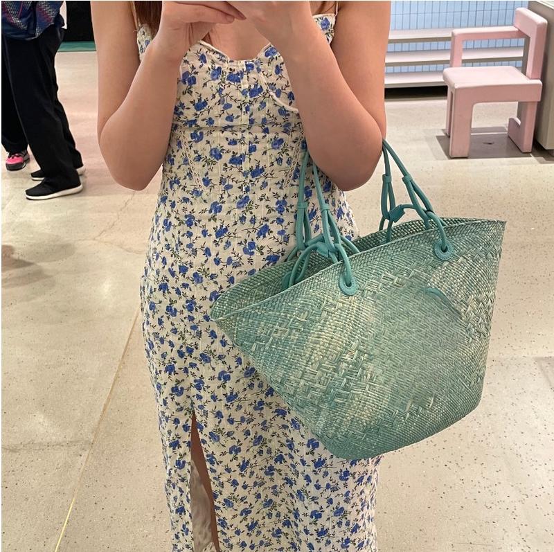 Product Introduction of ify light luxury French Luojia big tote straw woven bag vacation style pastoral style bag high value design simple 3