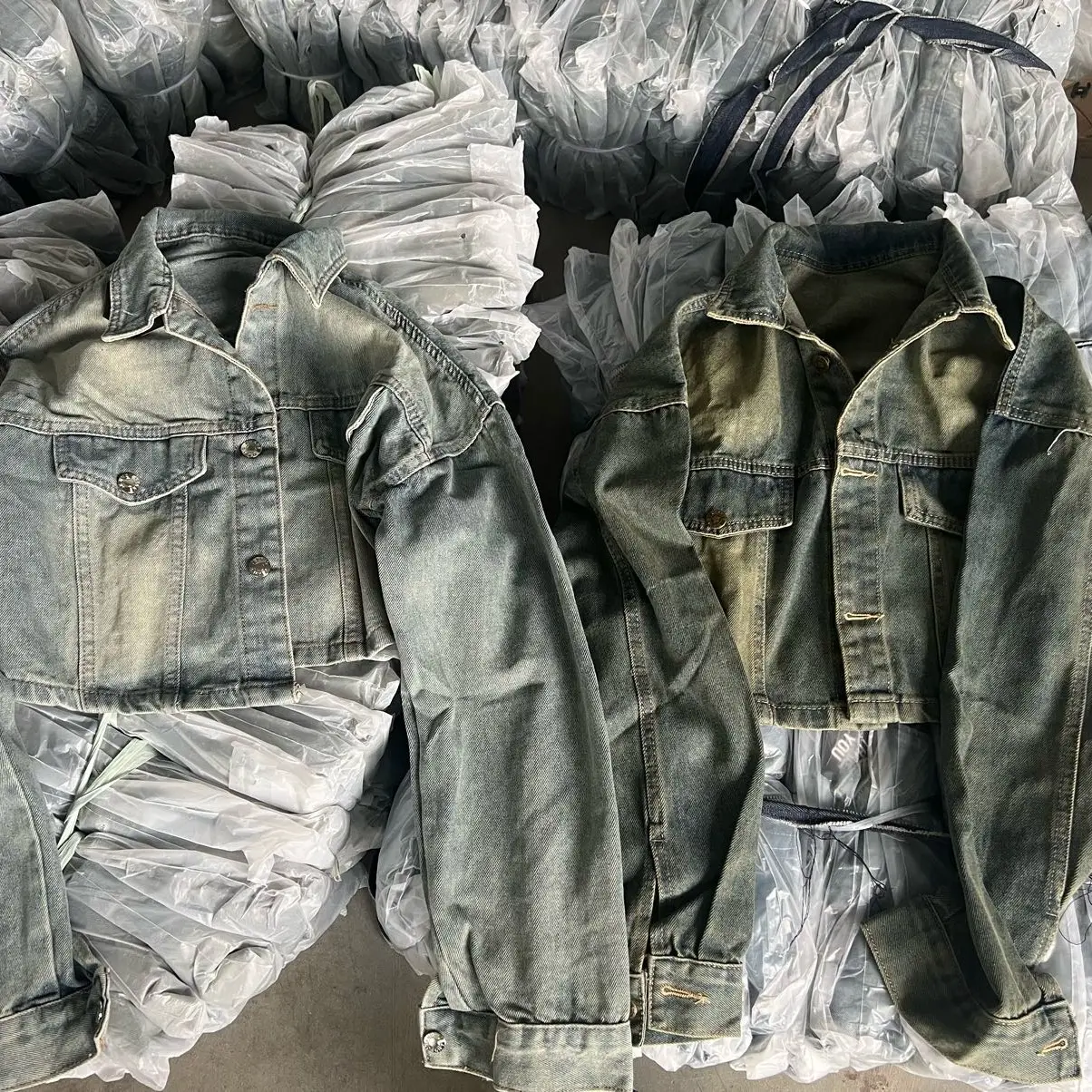 Áo khoác jeans dáng ngắn màu bụi phong cách