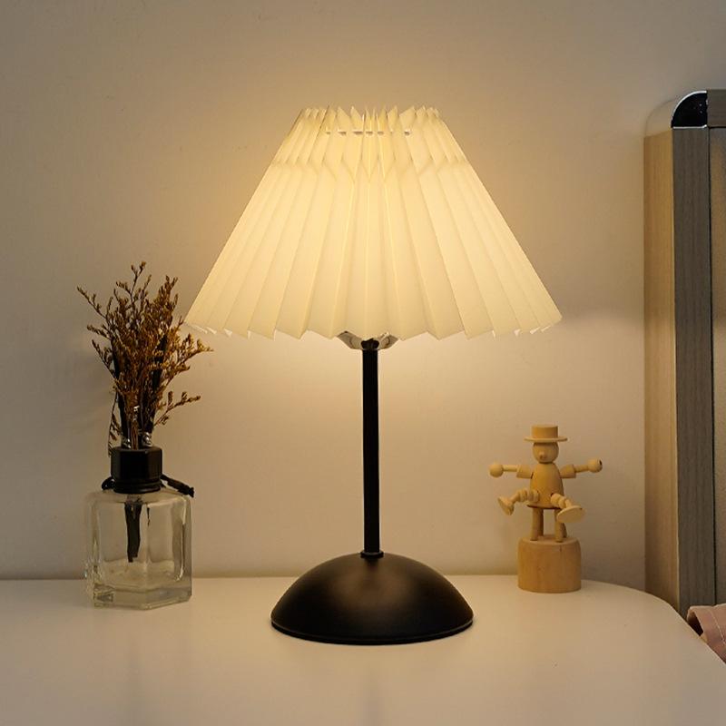 Đèn ngủ để bàn chao vải xếp ly tăng giảm độ sáng nguồn USB thông minh My Home DN133