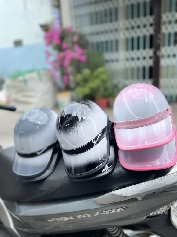 nón kết vespa mix 2 màu  có khoét lổ ở sau 1