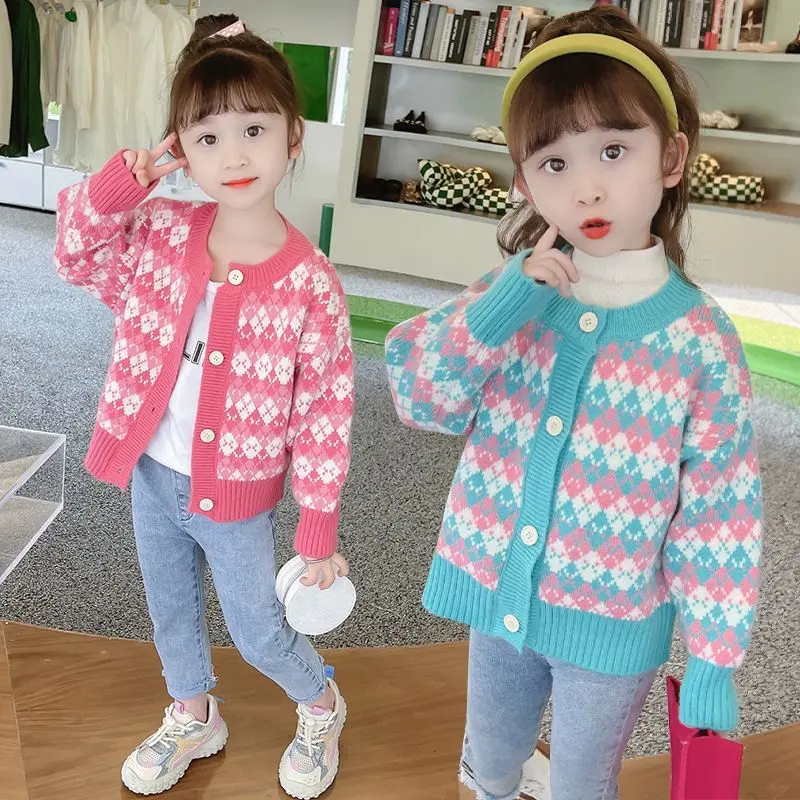 เสื้อแจ็คเก็ตคาร์ดิแกนถักสำหรับเด็ก แขนยาว มาใหม่สำหรับฤดูใบไม้ผลิและฤดูใบไม้ร่วงปี 2024 เสื้อสเวตเตอร์ตาข่ายเพชรสำหรับเด็กผู้หญิง เสื้อถักแฟชั่นสไตล์ตะวันตกสำหรับเด็กผู้หญิงขนาดกลางและขนาดใหญ่ เหมาะสำหรับเด็ก