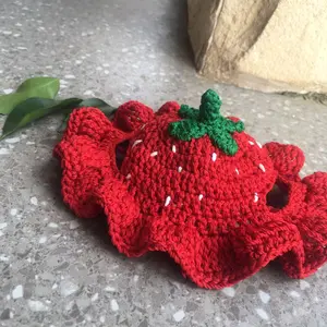 Topi kucing rajut bentuk strawberry