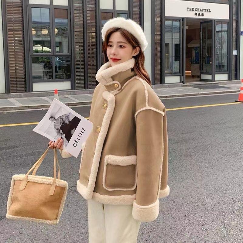 Áo khoác da lộn lót lông màu hồng và nâu cúc vàng cài quai ở cổ