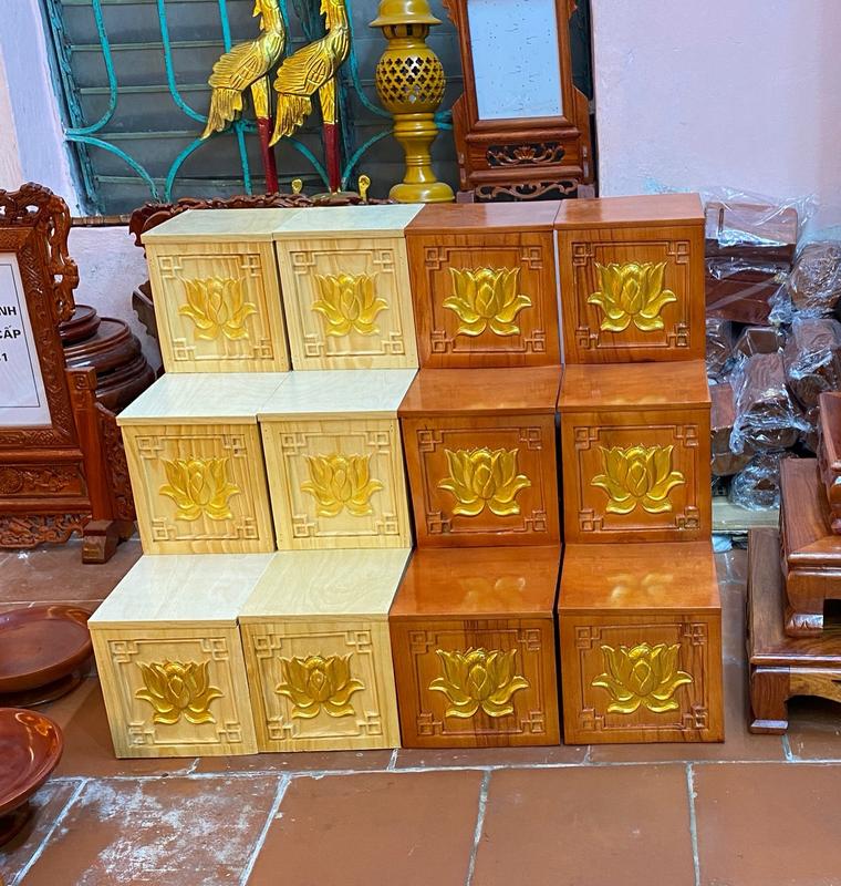 Bục tam cấp kê hai bên ban thờ thần tài gỗ sồi