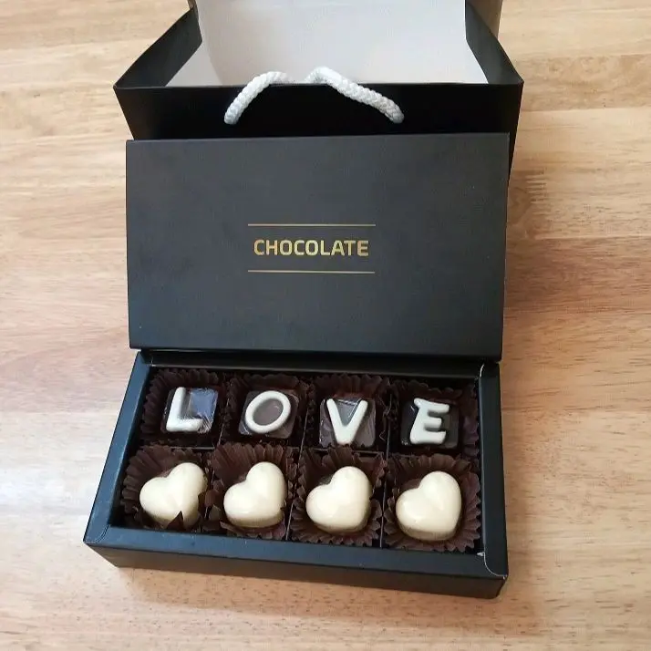 Hộp socola đen chữ Love 8 viên kèm tùi ,thiệp !