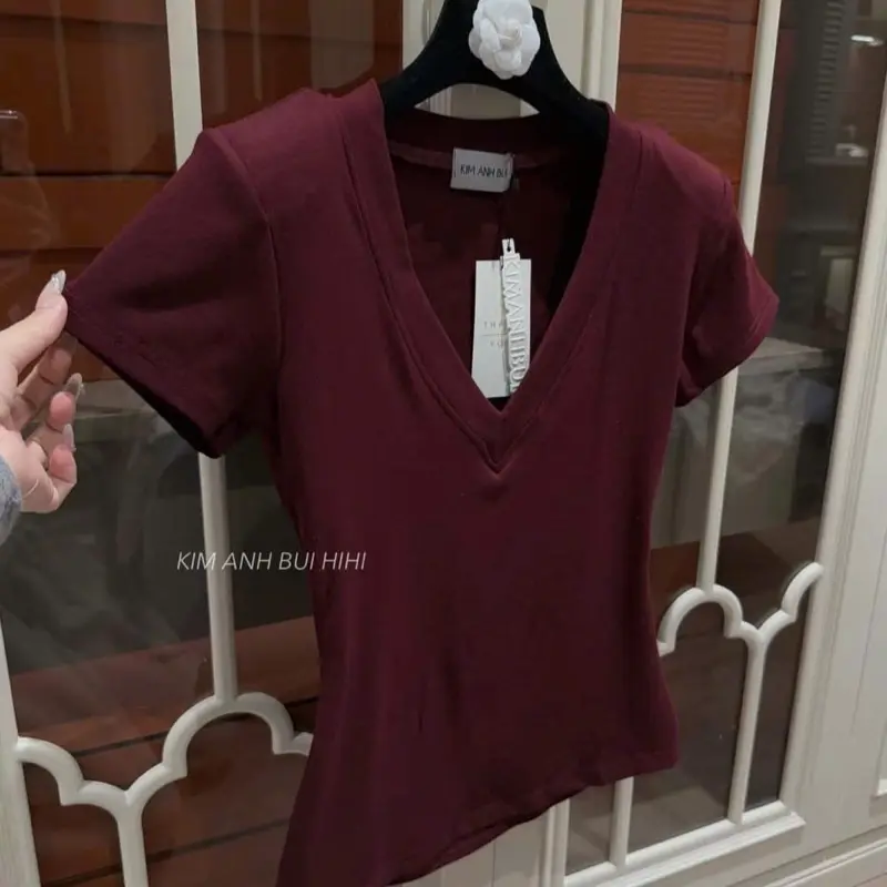 Áo thun cổ tim có độn vai