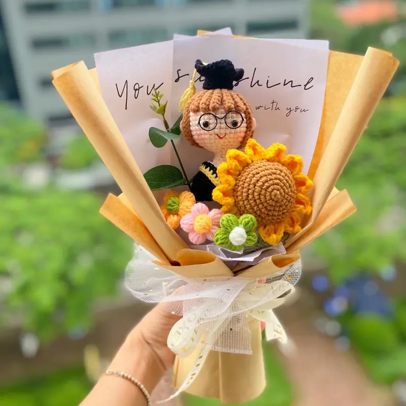 Bó hoa tốt nghiệp bằng len handmade, hoa cử nhân 1