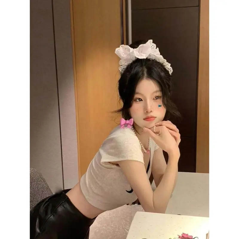 Hàng Mới Về 2024 Áo Thun Croptop Mùa hè ngắn tay thêu chữ, cổ chữ V, hợp xu hướng, Phong Cách gợi cảm Nữ Women 3