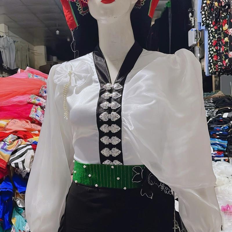 áo cóm cổ V phi bóng trắng nẹp đen nơ 1 cánh bướm tay tơ dài , áo cóm dân tộc thái