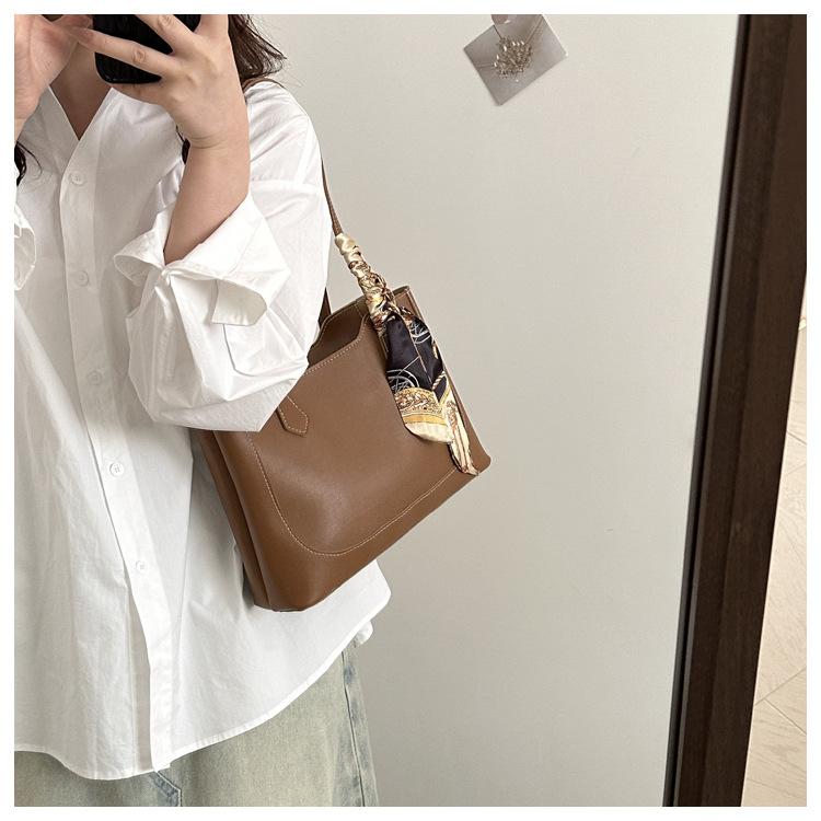 Product Introduction of Tote Bag Women's Large Capacity Popular New Special-Interest Design Bag Fashion Commuter Texture Western Style Handbag This Year 14
