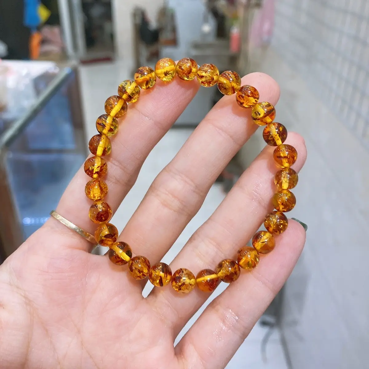 Vòng hổ phách xác hoa hoa copper 6,5 ly