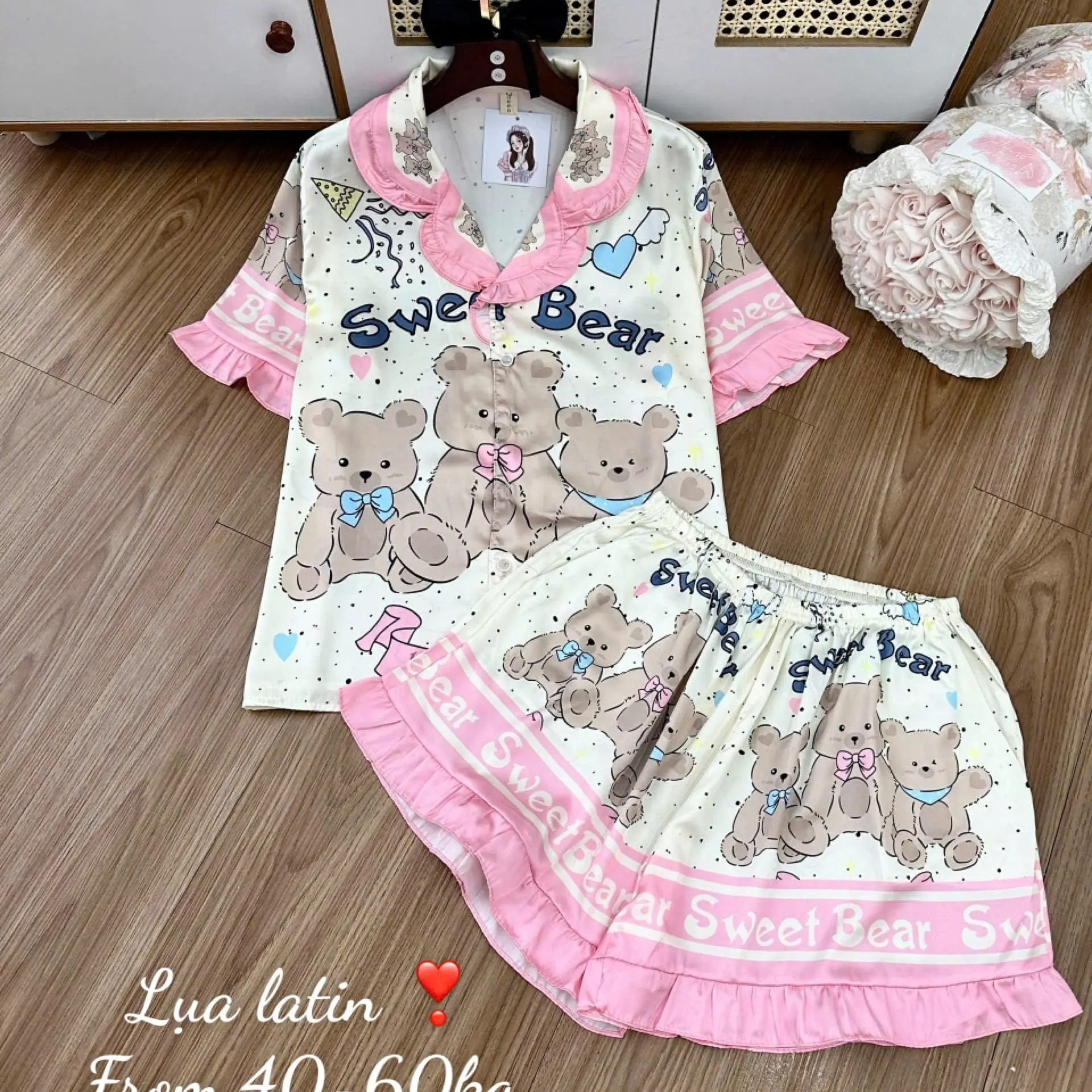 Size 40-60kg - Bộ Lụa Latin Tay Ngắn Quần Đùi Tơ Tằm Cao Cấp Cổ Bẻ Viền Bèo In Full Họa Tiết 5D Queen Mềm Mát Mặc Nhà Cao Cấp Women Nữ Quần Ngủ Top Voi Kem Áo