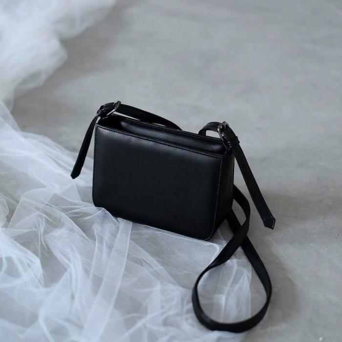 Tas Slempang Wanita LALA Simple Sling Bag Wanita Terbaru Bahan Kulit  Sintetis Miniso Kokoh Penutup Resleting 4 Variasi Warna Terbaik Jahitan Rapih Sling Bag wanita Terbaru 2023 Tas Selempang Wanita Terbaru 2023 1