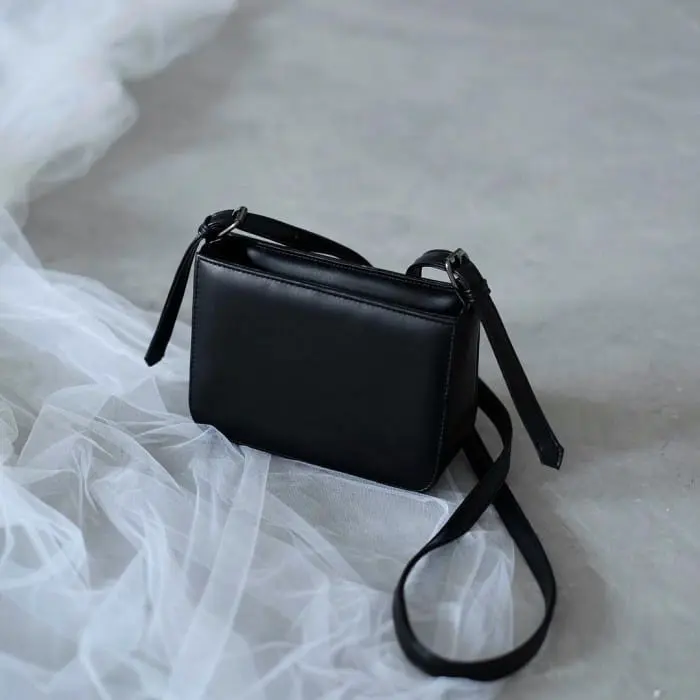 Tas Slempang Wanita LALA Simple Sling Bag Wanita Terbaru Bahan Kulit  Sintetis Miniso Kokoh Penutup Resleting 4 Variasi Warna Terbaik Jahitan Rapih Sling Bag wanita Terbaru 2023 Tas Selempang Wanita Terbaru 2023 1