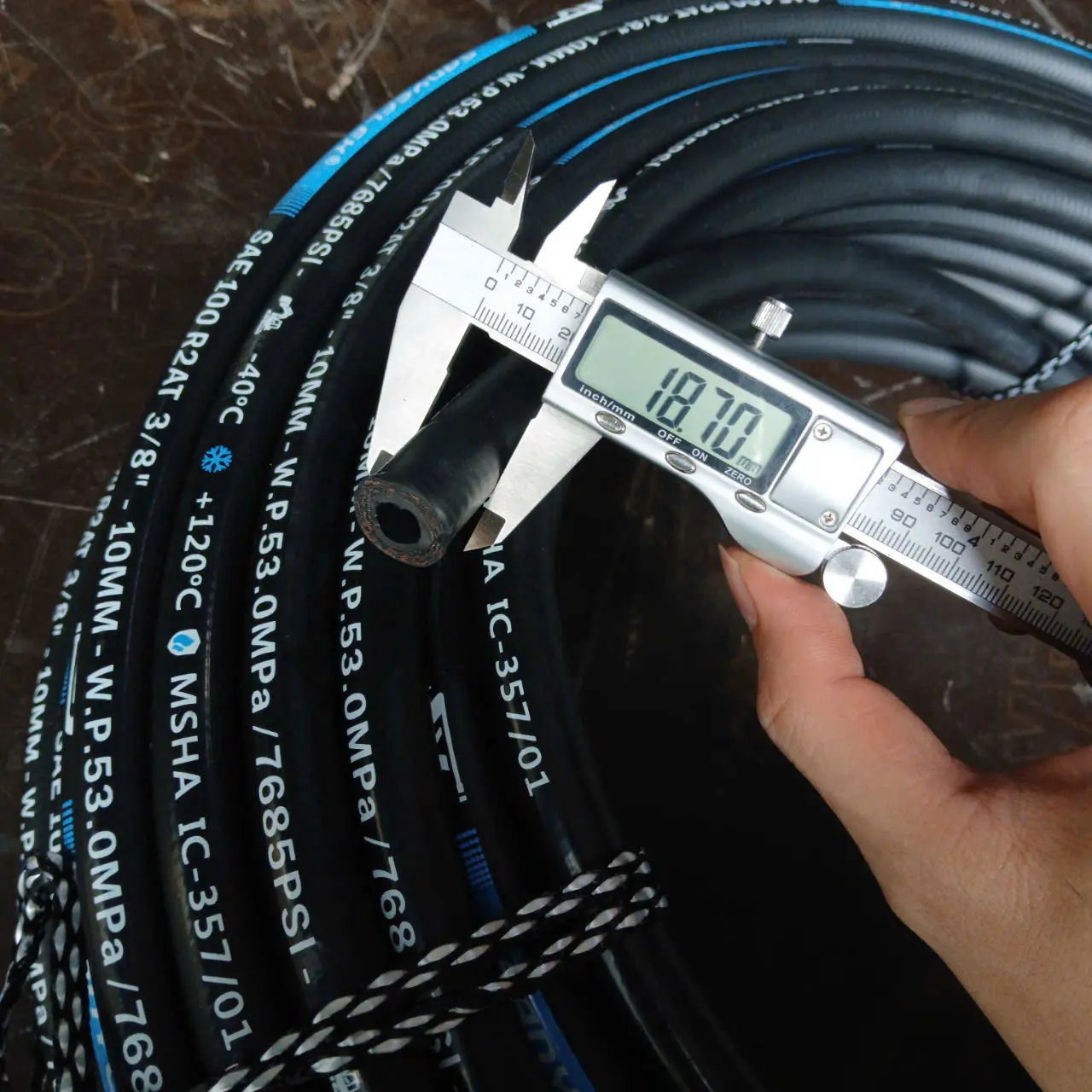 Ống dẫn dầu áp suất cao Sanyeflex phi 10mm, 2 lớp thép, da bóng khớp  nối