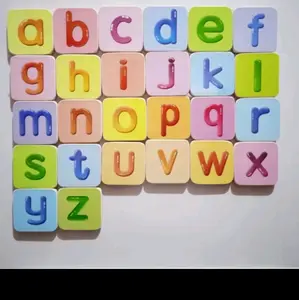 Huruf kecil magnetik bisa ditempel dikulkas untuk  membantu anak belajar mengenal huruf