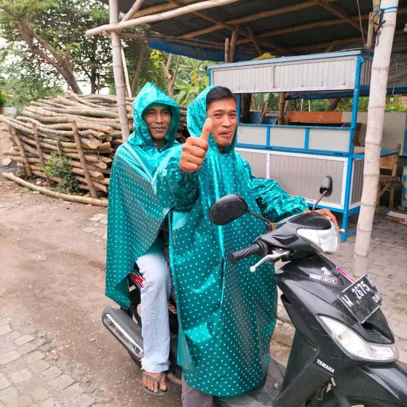 jas hujan kelalawar lengan kepala dua pria wanita dewasa Tahan air bahan PVC motif polkadot Ponco 2 kepala 1