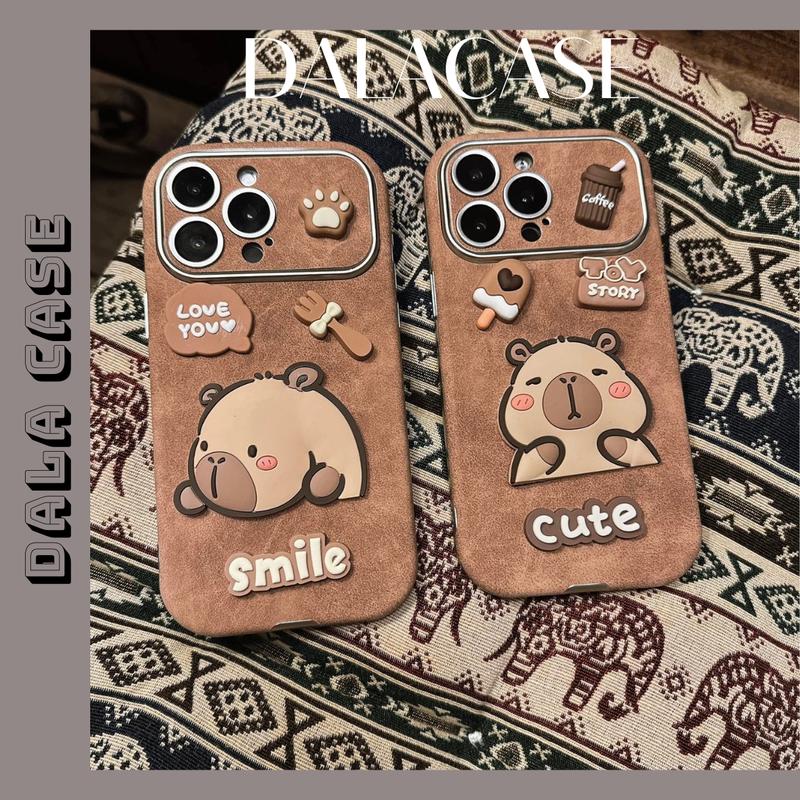 Ốp Lưng Da Nâu Khung Camera Charm Capybara