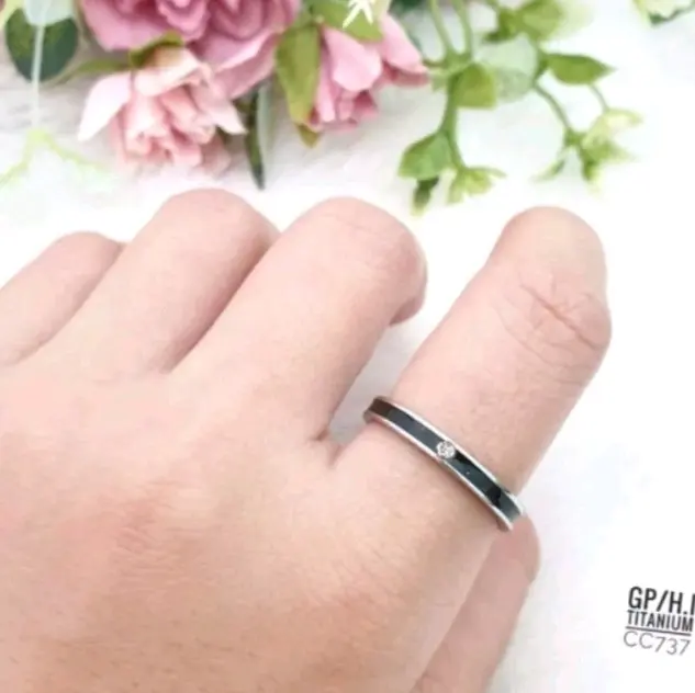 Cincin Couple Titanium Anti Karat Aksen Berlian Imitasi