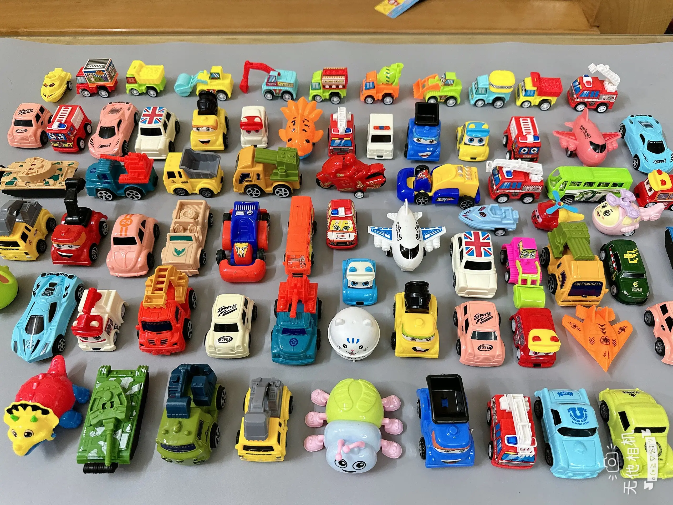 HỘP (20-40) xe oto chạy bánh đà khác nhau Đồ Chơi Toy